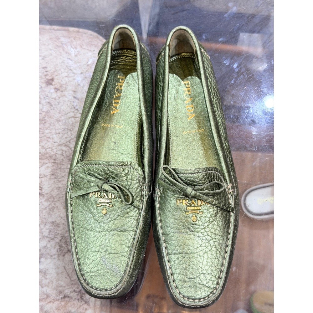 Prada Metallic Green Pebbled Leather Driving Loafers Gold Logo Bow 38.5 Italy